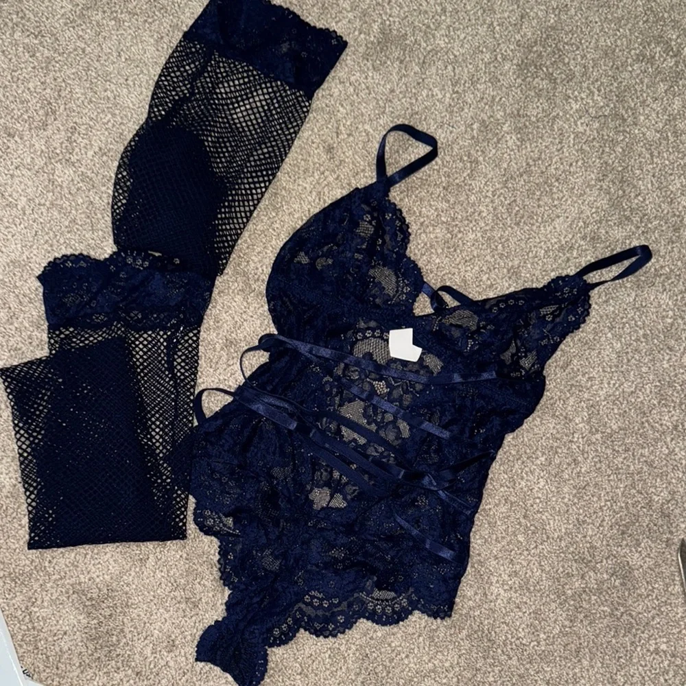 Elegant Lace Bodysuit in Navy Blue - Picture 3 of 8